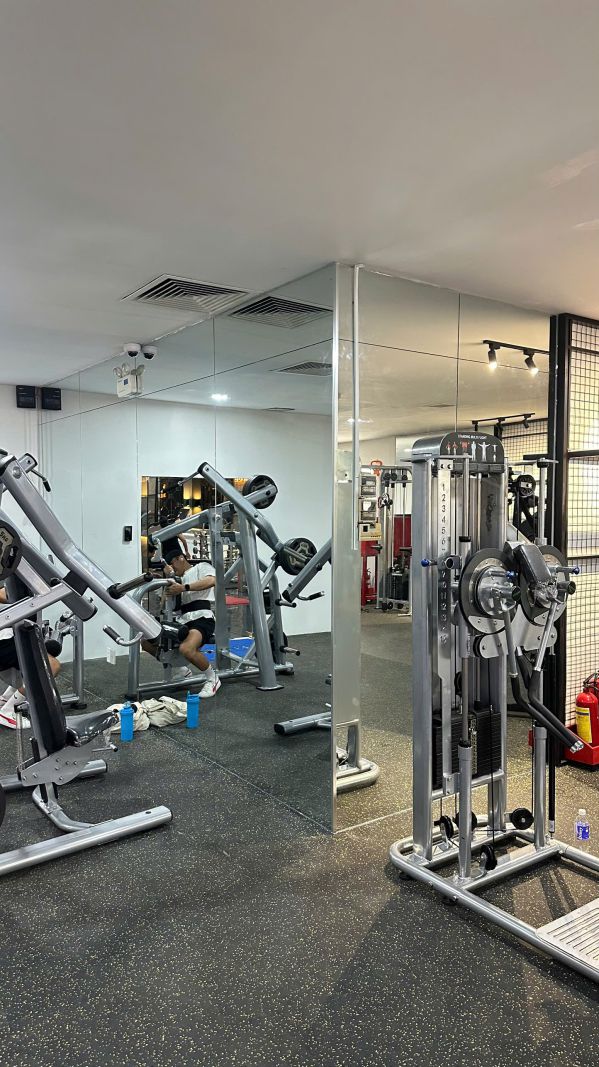 cắt gương phòng tập