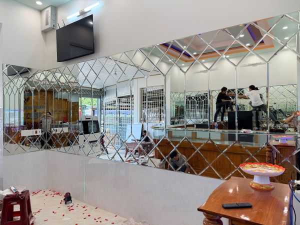 kính thủy tiệm vàng