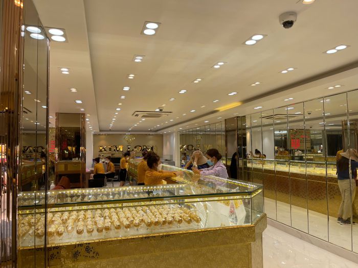 gương tiệm vàng