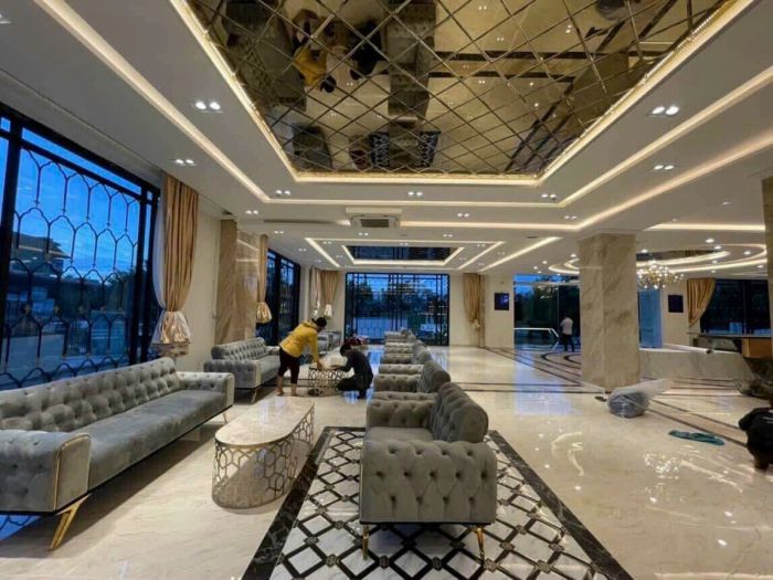 trần kính phòng khách